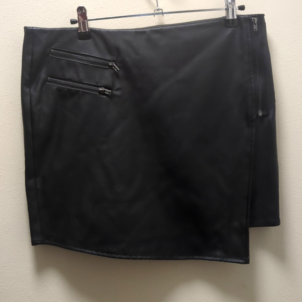 Pleather mini skirt zipper detail